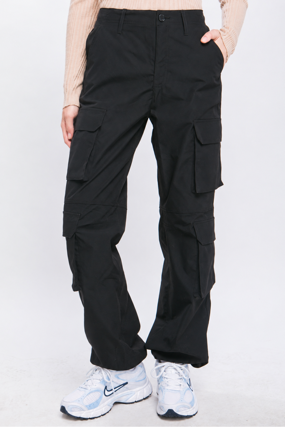 Women's cargo pants with pockets - detail view